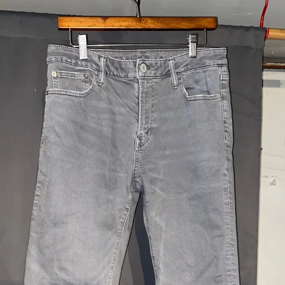 American Eagle Outfitters Men's Skinny Jeans in Light Gray Wash - Picture 2 of 4